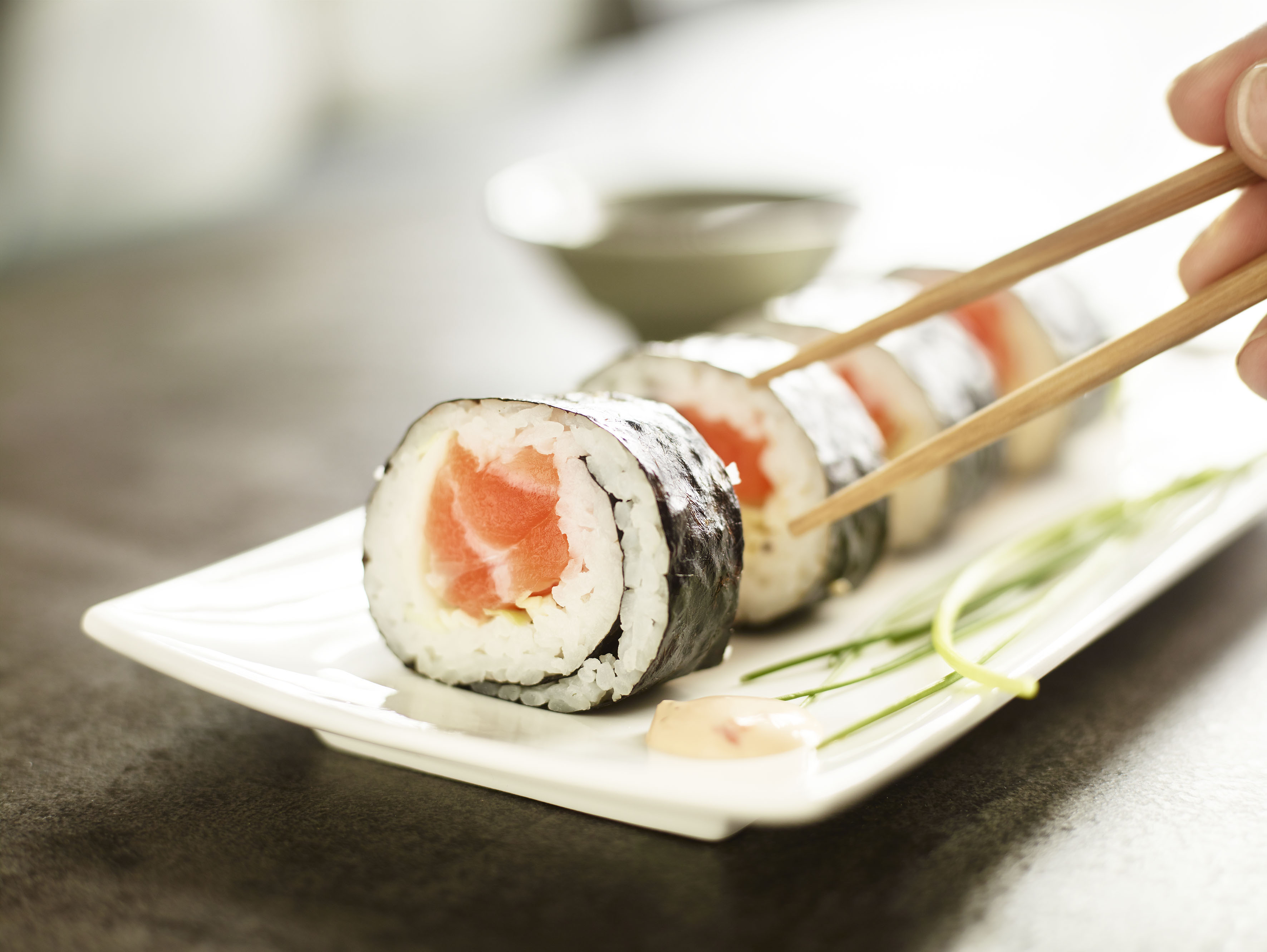 Maki-sushia, lohta, ruijanpallasta ja katkarapuja