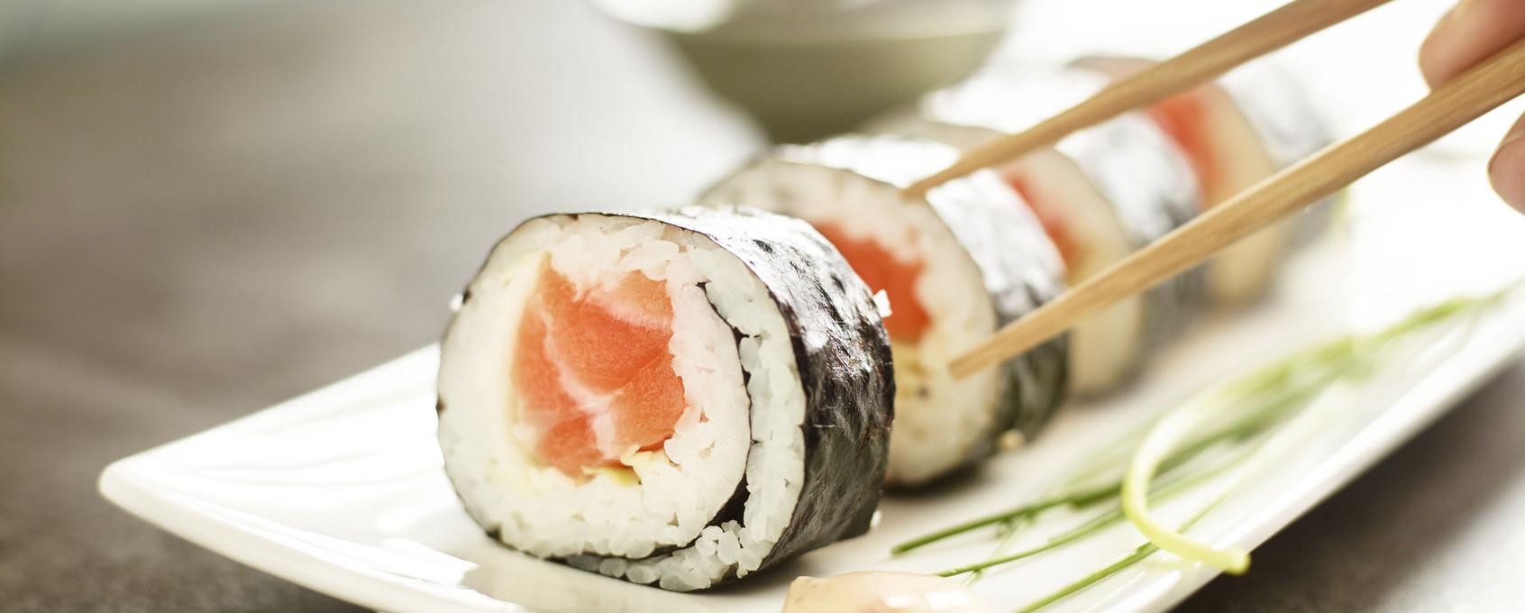 Maki-sushia, lohta, ruijanpallasta ja katkarapuja