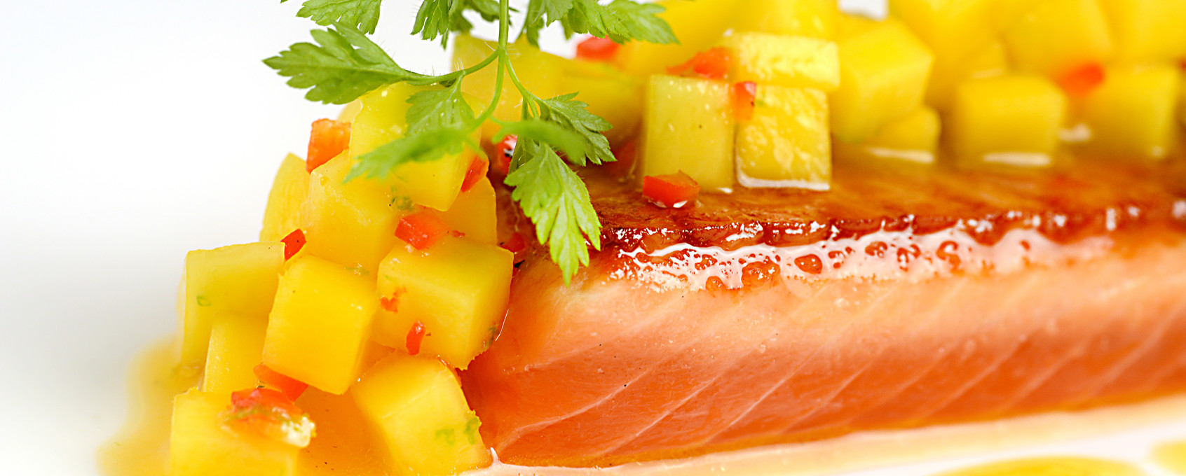 Paistettua lohta ja mangosalaattia
