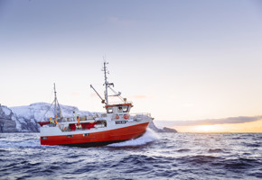 Barco de pesca en el mar
