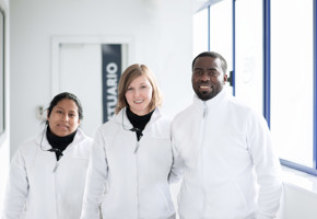 Empleados en ropa de fábrica.