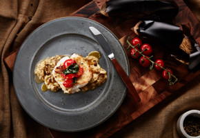 Stekt skrei med basilikasmör och tomater