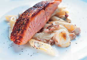 Sıcak Somon Fümeli Kremalı Mantar Soslu Makarna