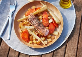 Grillad honungsmarinerad lax med bakade rotgrönsaker