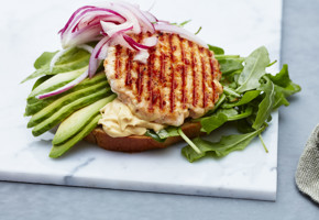 Laxburgare med syltad rödlök och soyamajonnäs