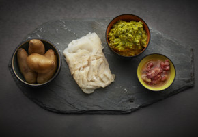 Lutefisk med ertepuré og mandelpotet