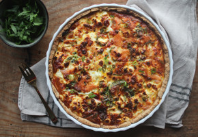 Paj med rökt lax, fetaost och spenat