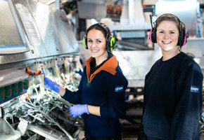 To ansatte ved maskineri i settefiskanlegget Kjærelva