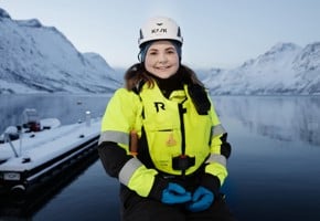 Marita Gundersen på havet. I kledd gul drakt.