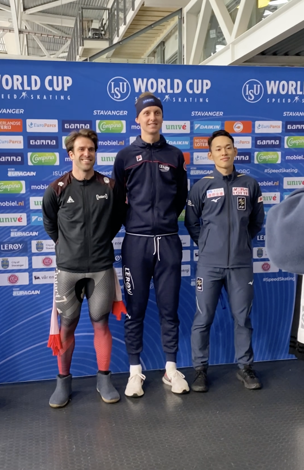 Sander on the podium with two other skaters