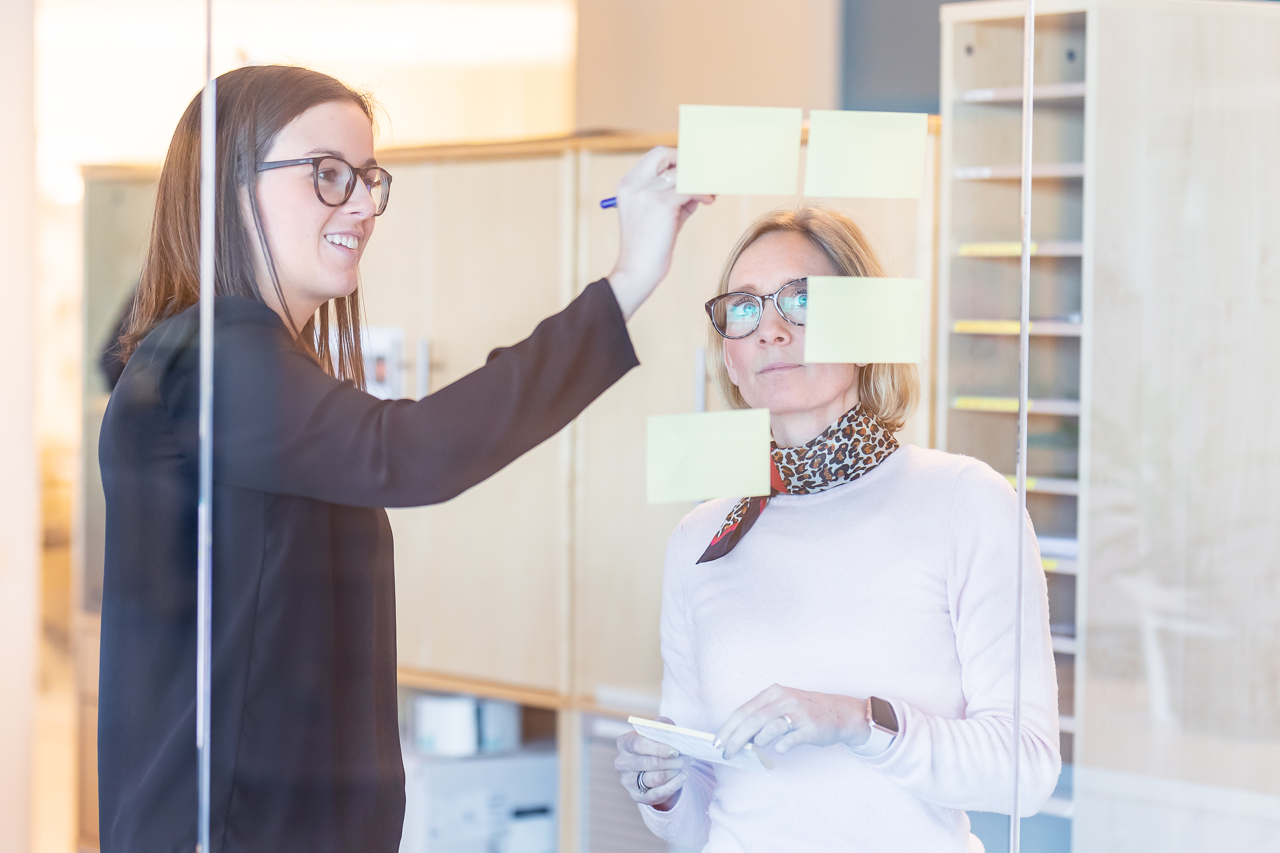 Ansatte jobber på kontor
