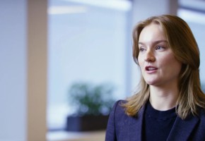 Portrettfoto av Tora Sandven