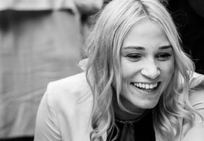 Elin, en kvinne som smiler.