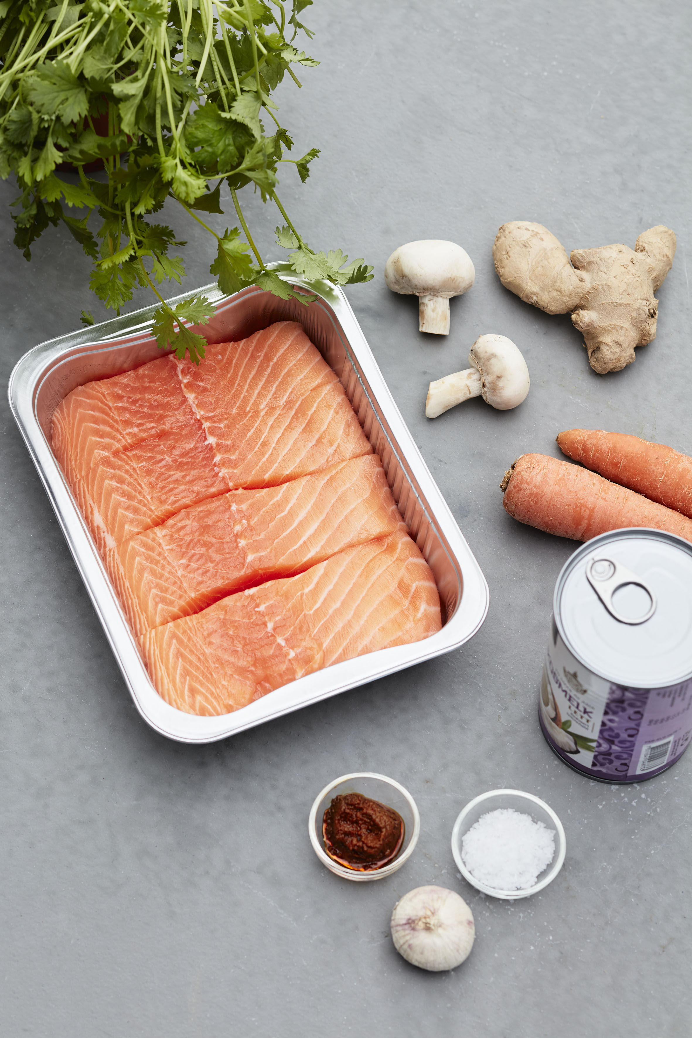 Asiatisk suppe med laks, kokosmelk og koriander