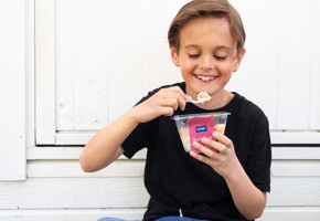 Pojke som äter sushiskål