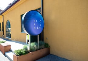 StoreBlå inngangsparti til museet