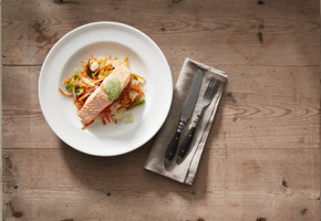 Laks med gullerot, selleri og purre