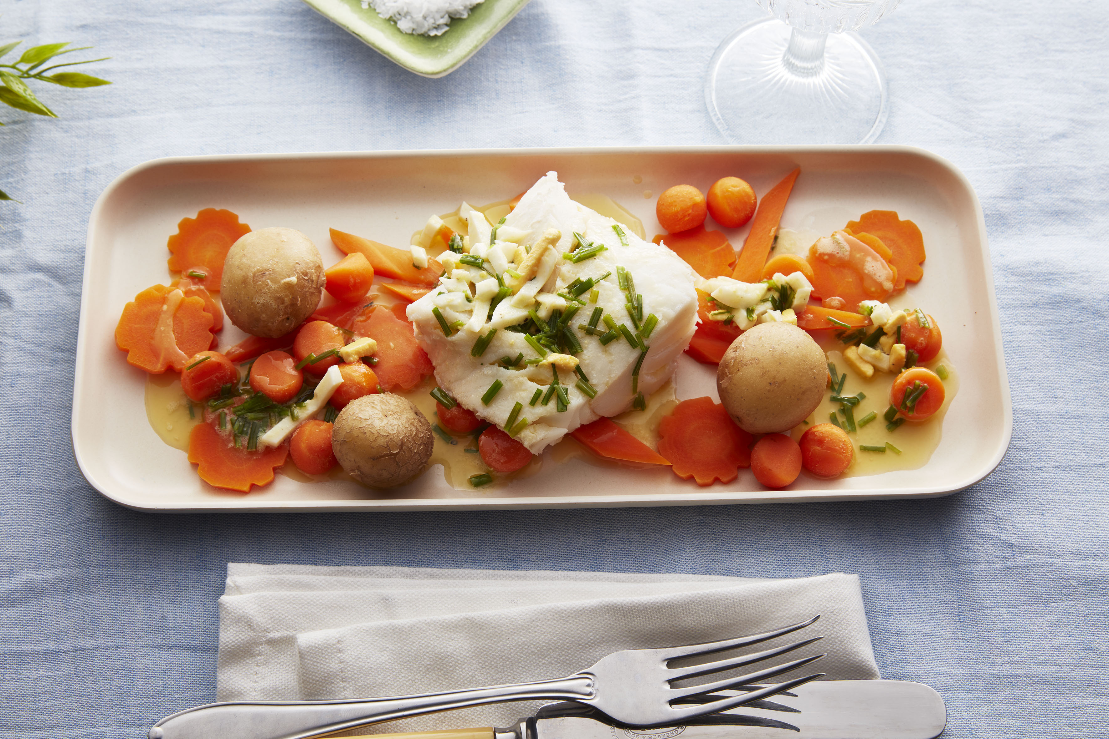 Lettsaltet torsk med poteter  og stuede gulrøtter