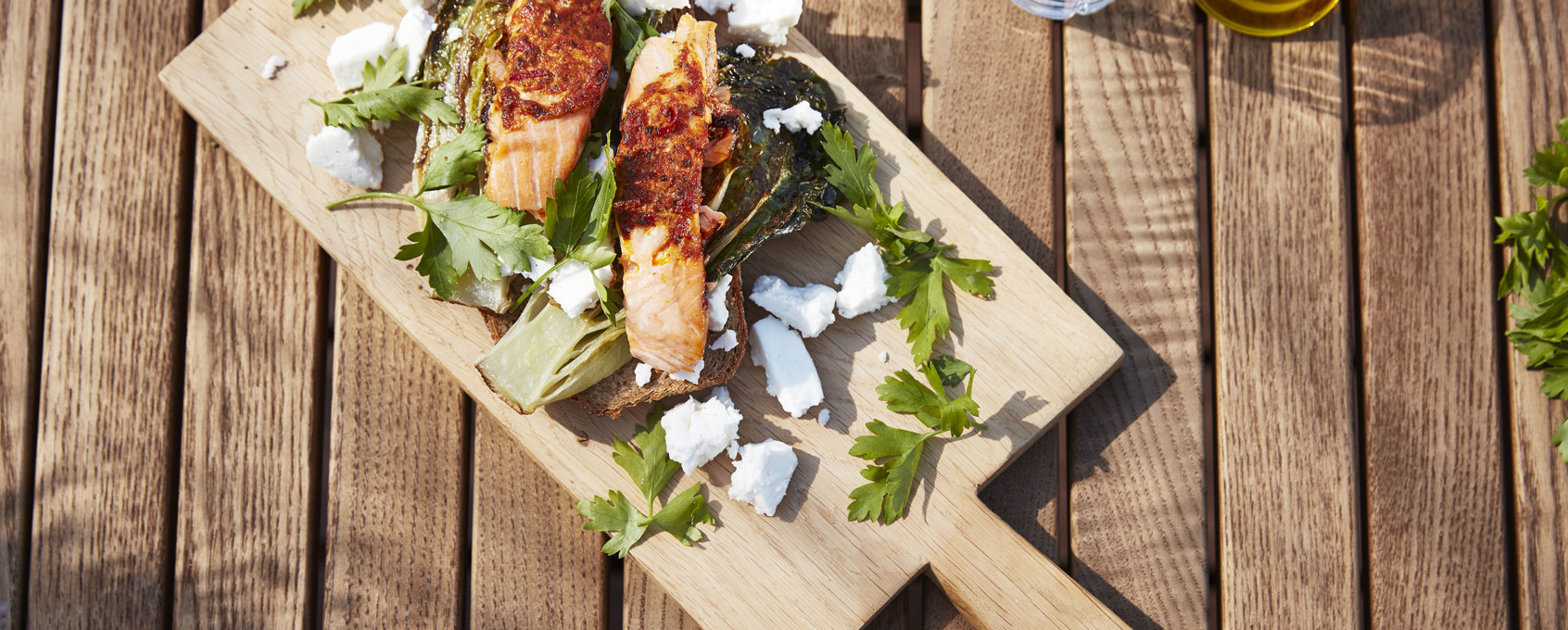 Grillad lax med kryddstartkt paprikasmör, stekt hjärtsallad och bröd