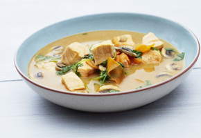 Asiatisk suppe med laks, kokosmelk og koriander