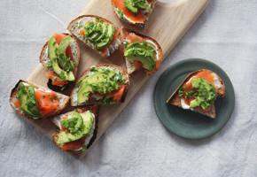 Bruchetta med färskost, rökt lax och avocado