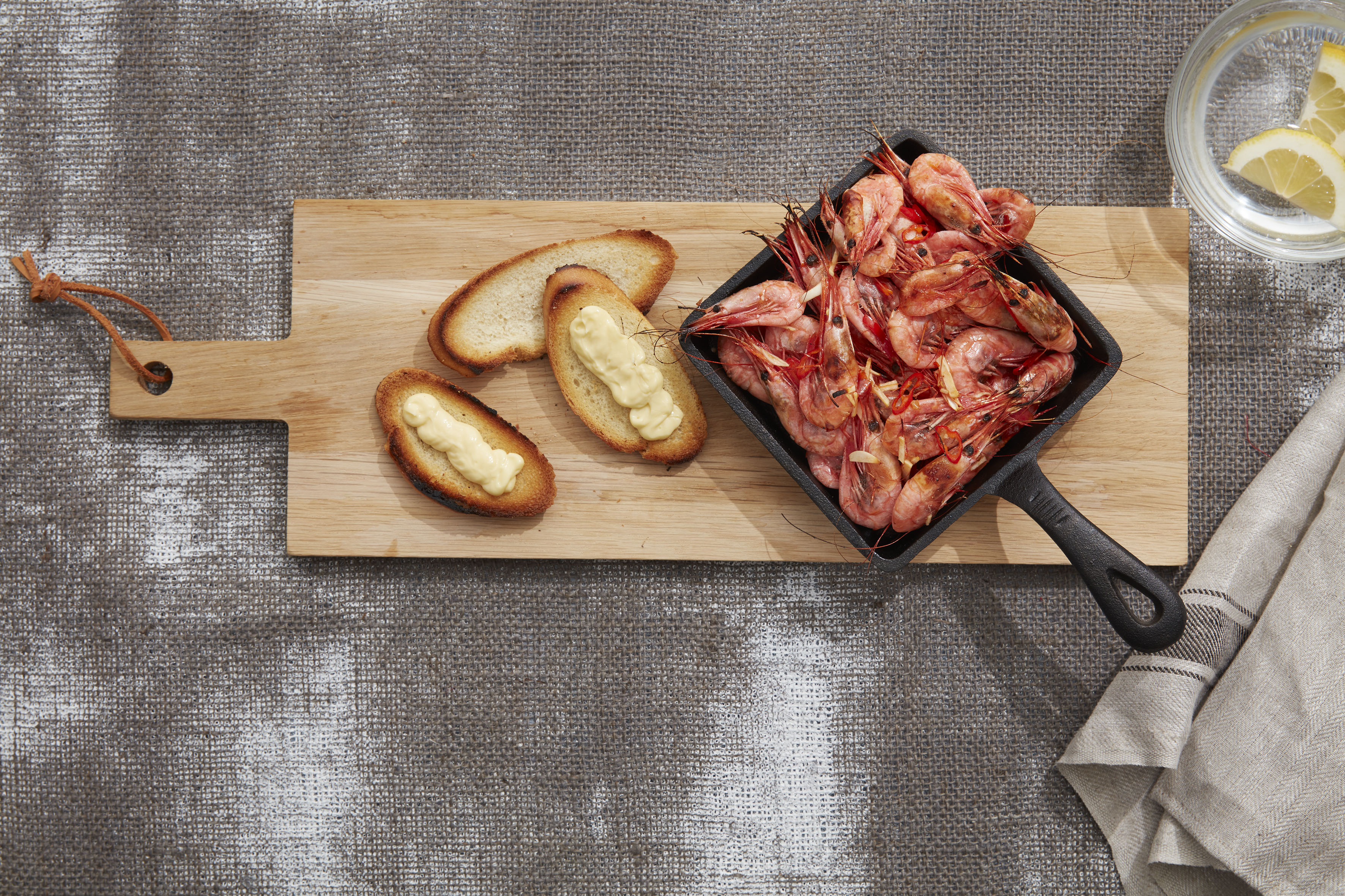 Chilimarinerade räkor med stekt bröd och majonnäs