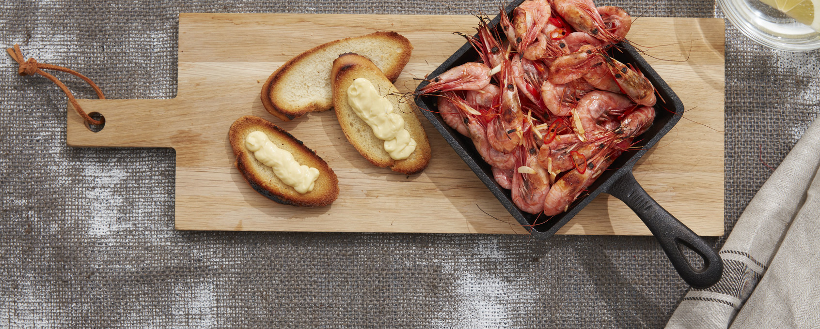 Chilimarinerade räkor med stekt bröd och majonnäs