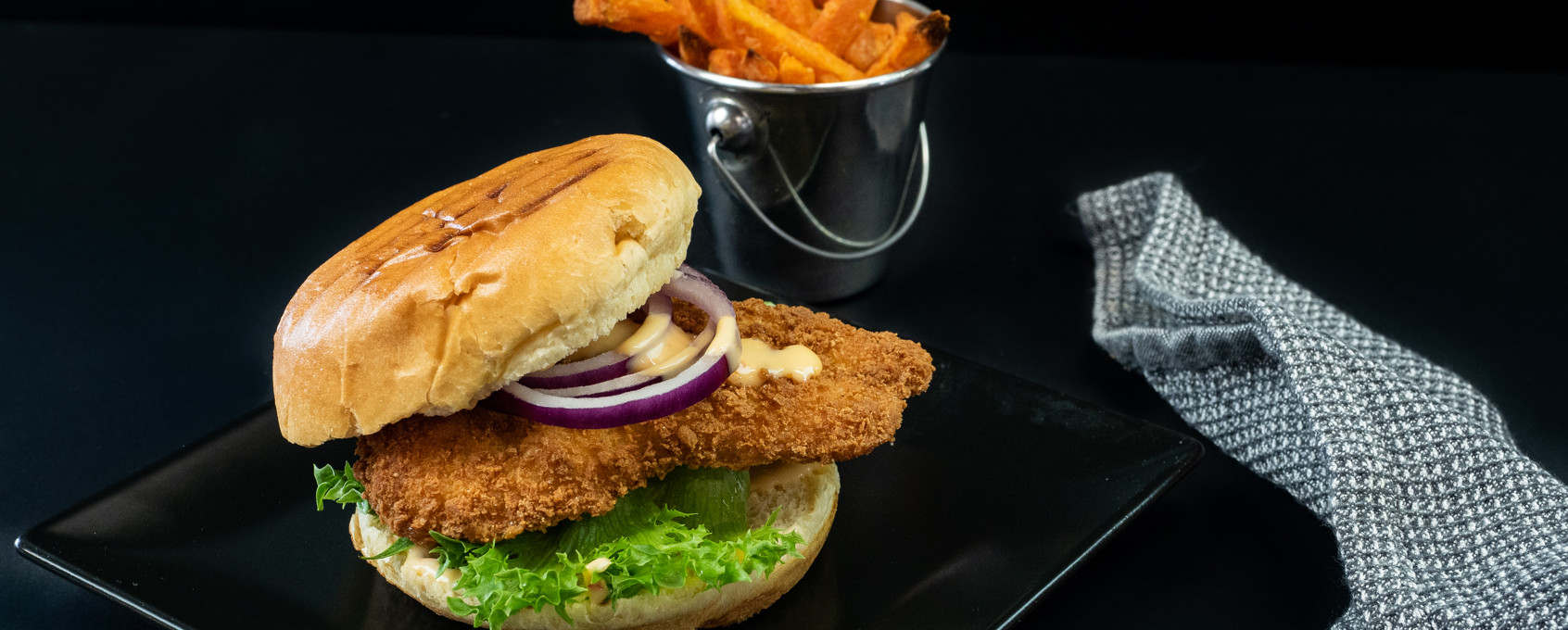 Crispy fiskeburger, chilimajones og søtpotetfries