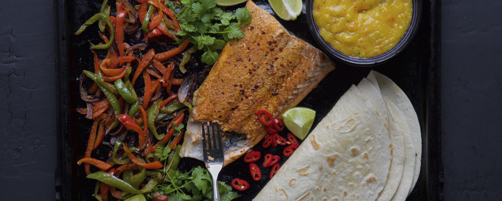 Fajitas med lax och mangosås