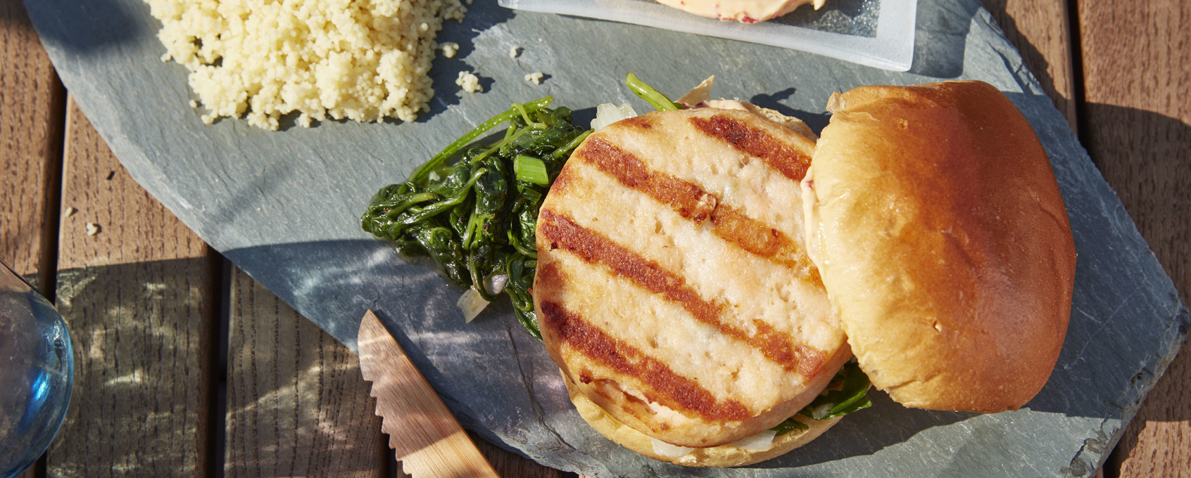 Fiskeburger med spinatmiks og couscous