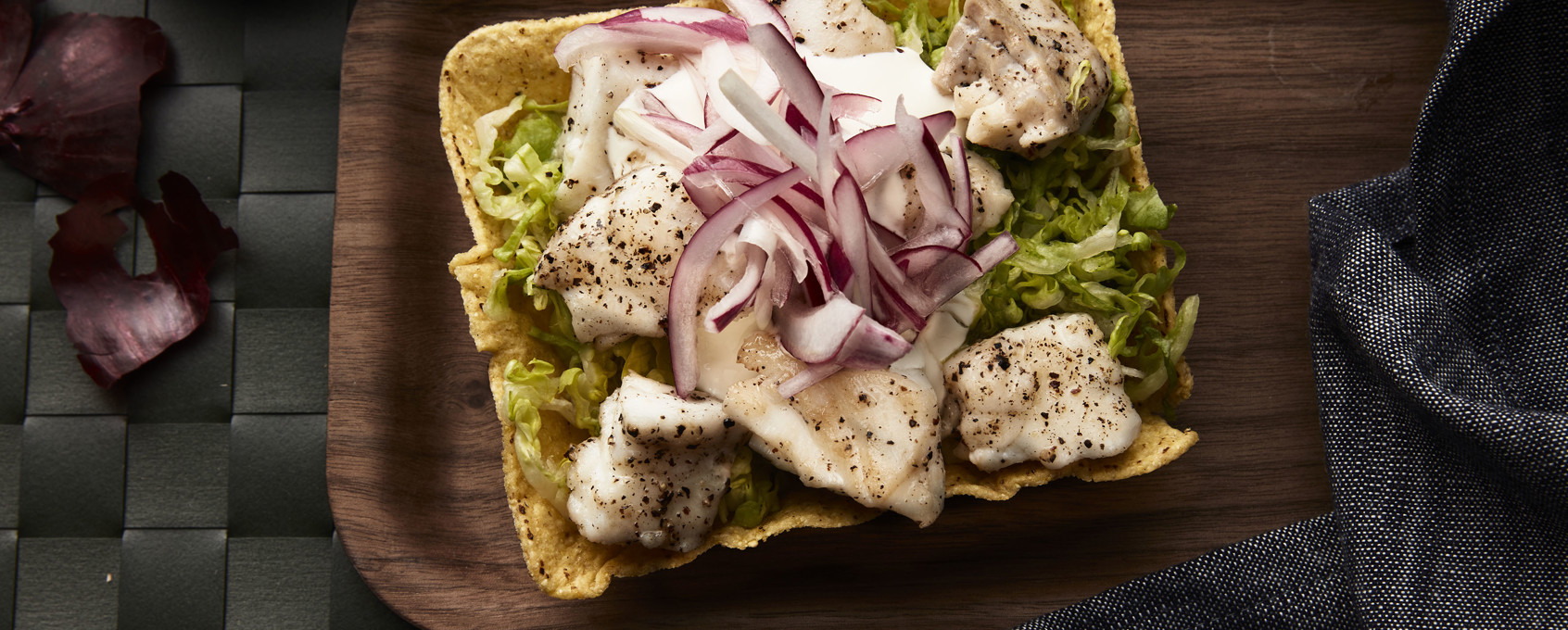 Fisketaco med syltet rødløk og rømme