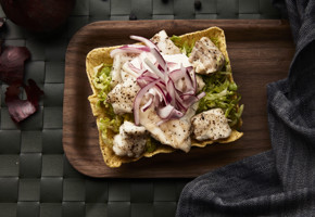 Fisketaco med syltet rødløk og rømme