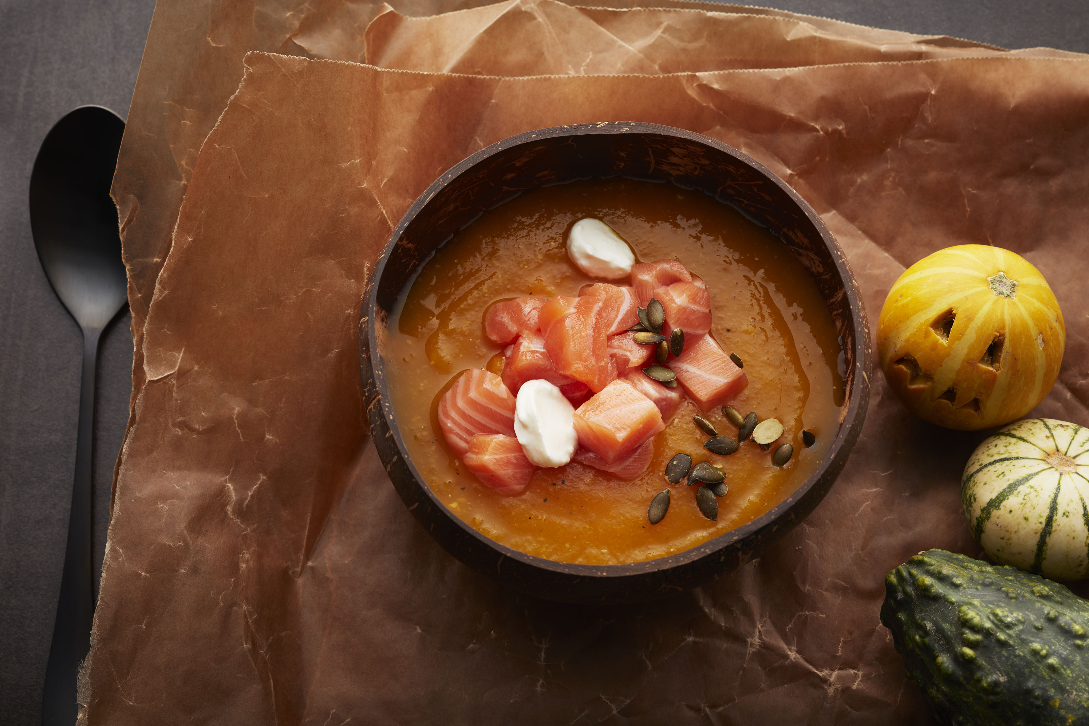 Kald suppe med gresskar, laks og appelsin