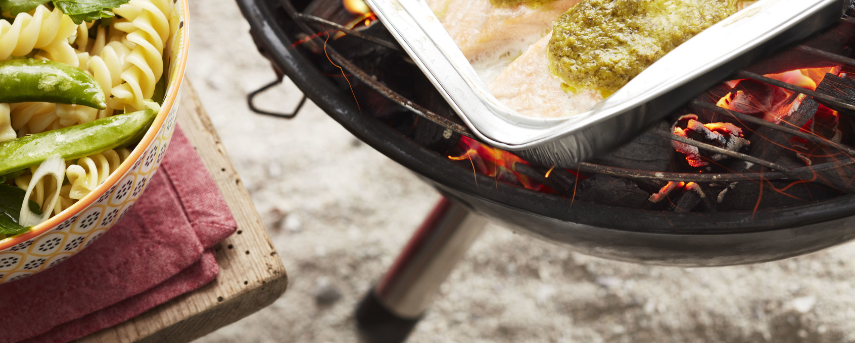 Grillet laks med pesto og pastasalat