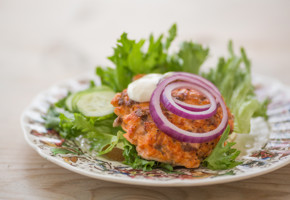 Hjemmelaget fiskeburger med rødløk og rømme