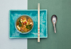 Hotpot med laks, chili og koriander