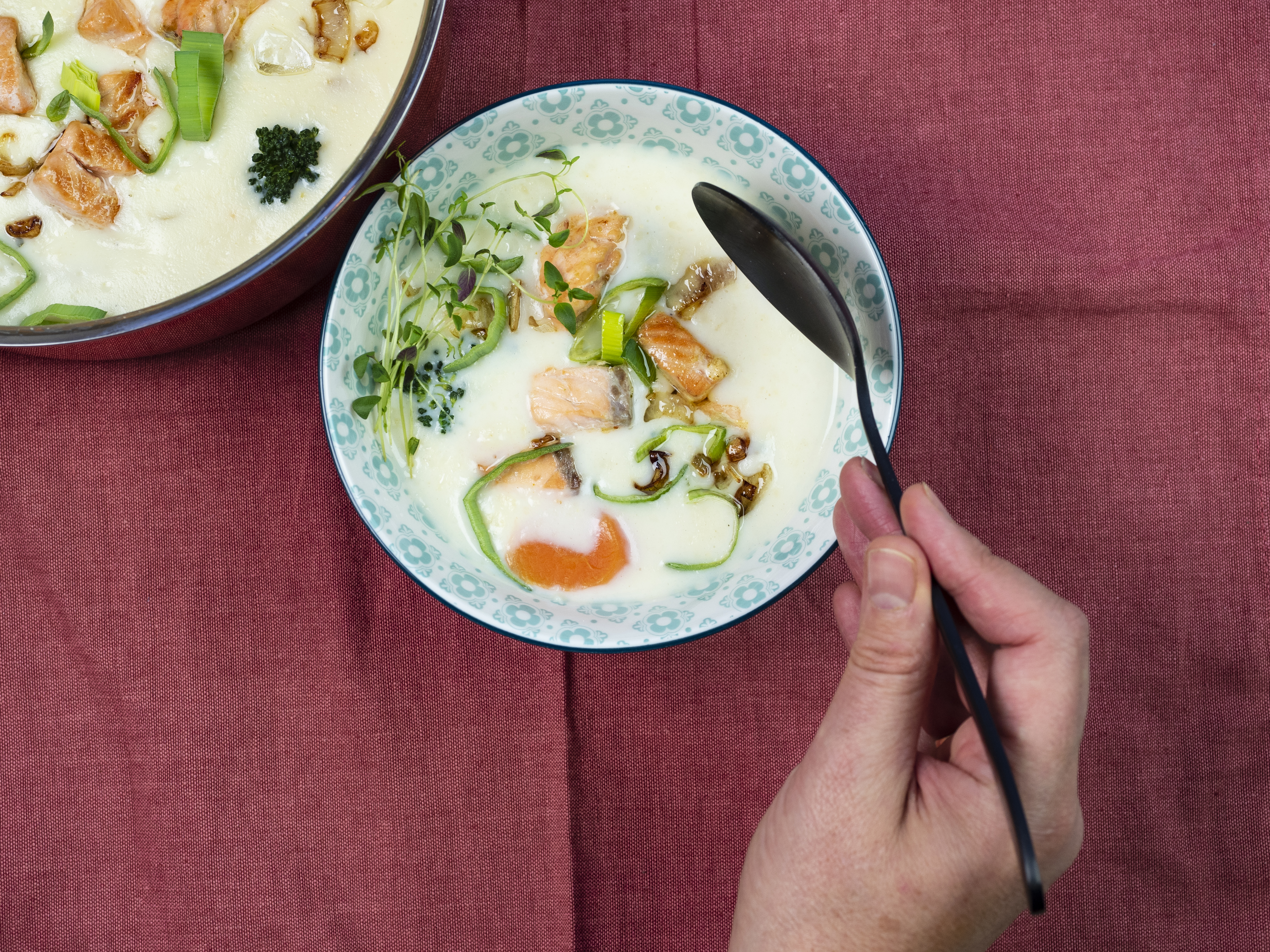 Hvit fiskesuppe med laks og brokkoli