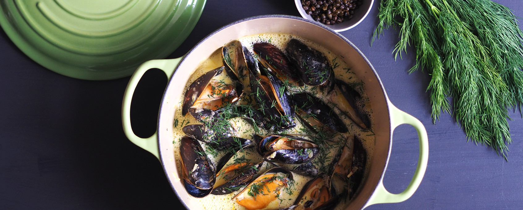 Vitvinskokta blåmusslor med saffran och kapris