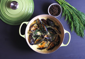 Vitvinskokta blåmusslor med saffran och kapris