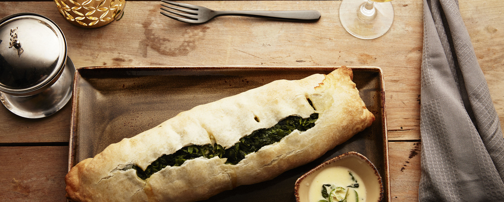 Innbakt laks med spinat og fetaost