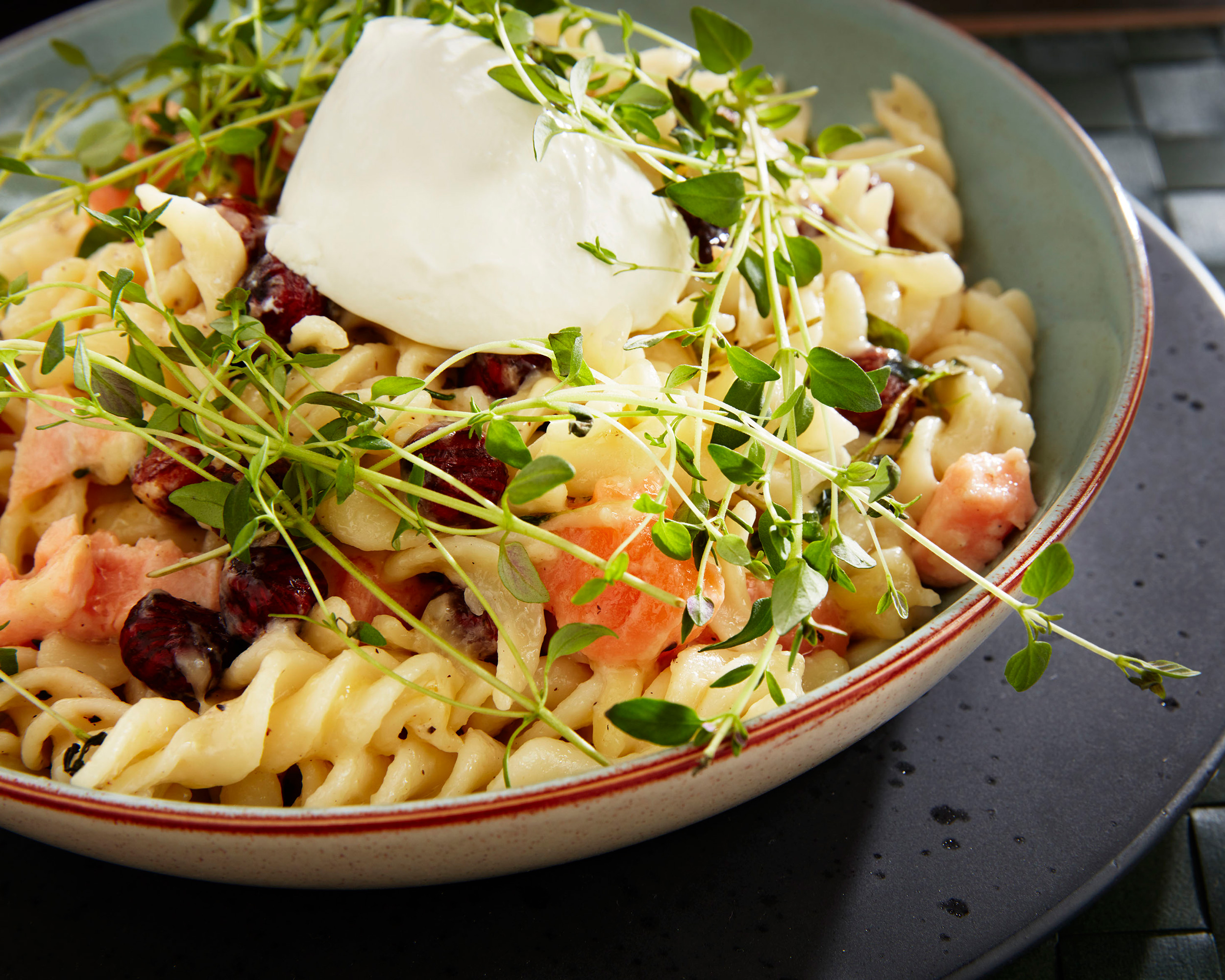 Lax med pastaskruvar, timjan och ost