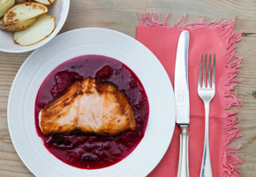 Laks med plommekompott