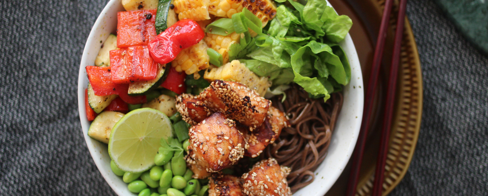 Lax med sesamfrö och nudlar