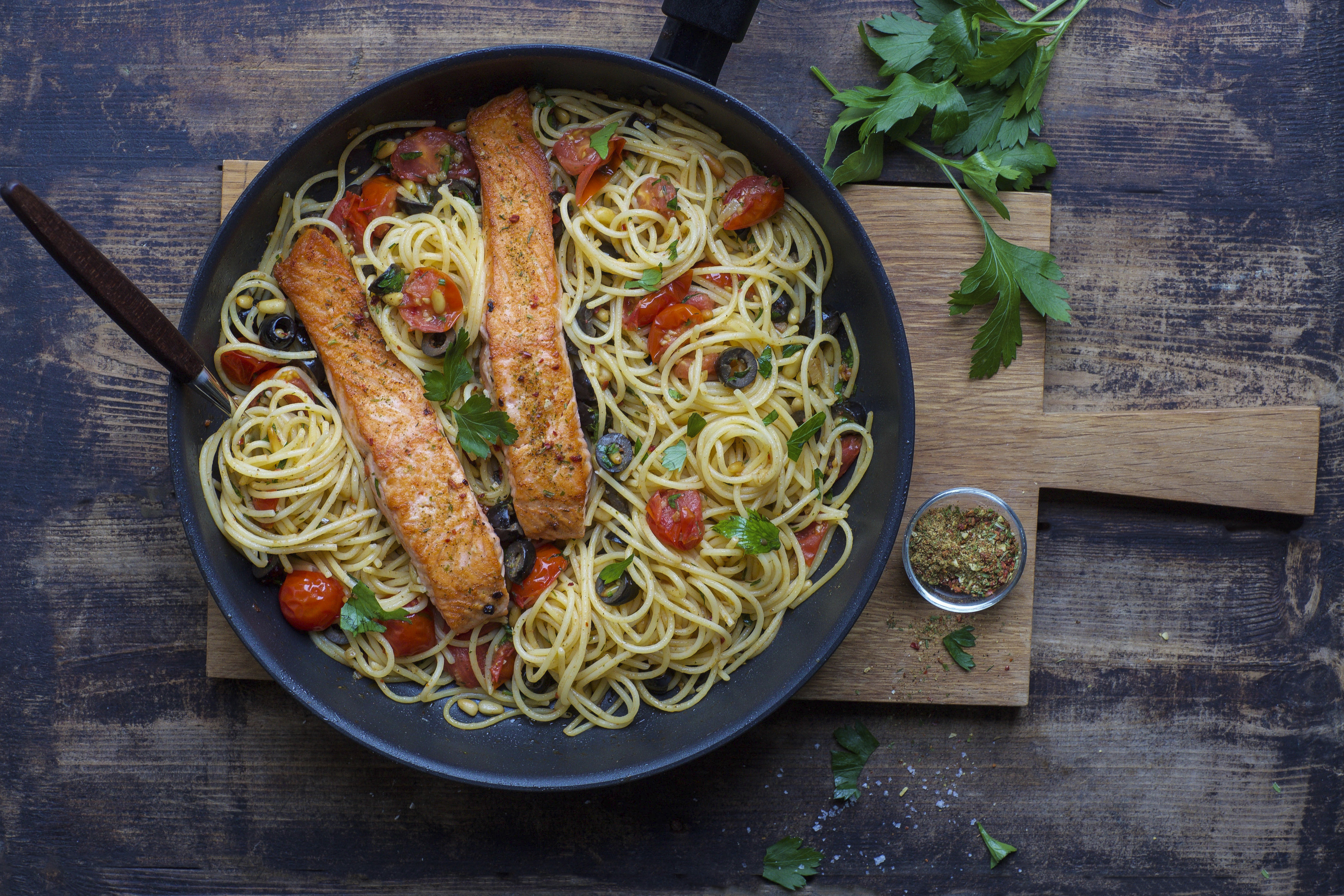 Laksepasta med smak av Middelhavet