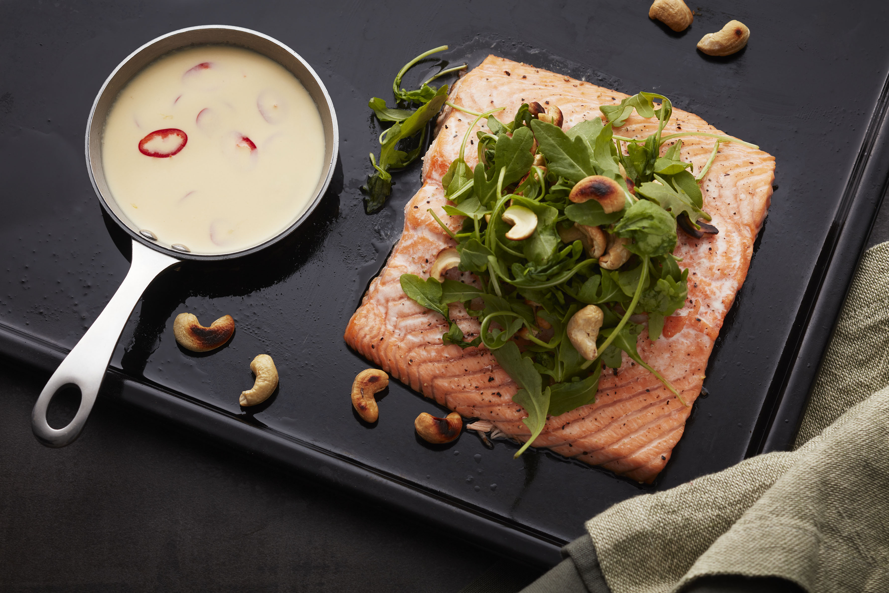 Laksesalat med nøtter og chili- og limedressing