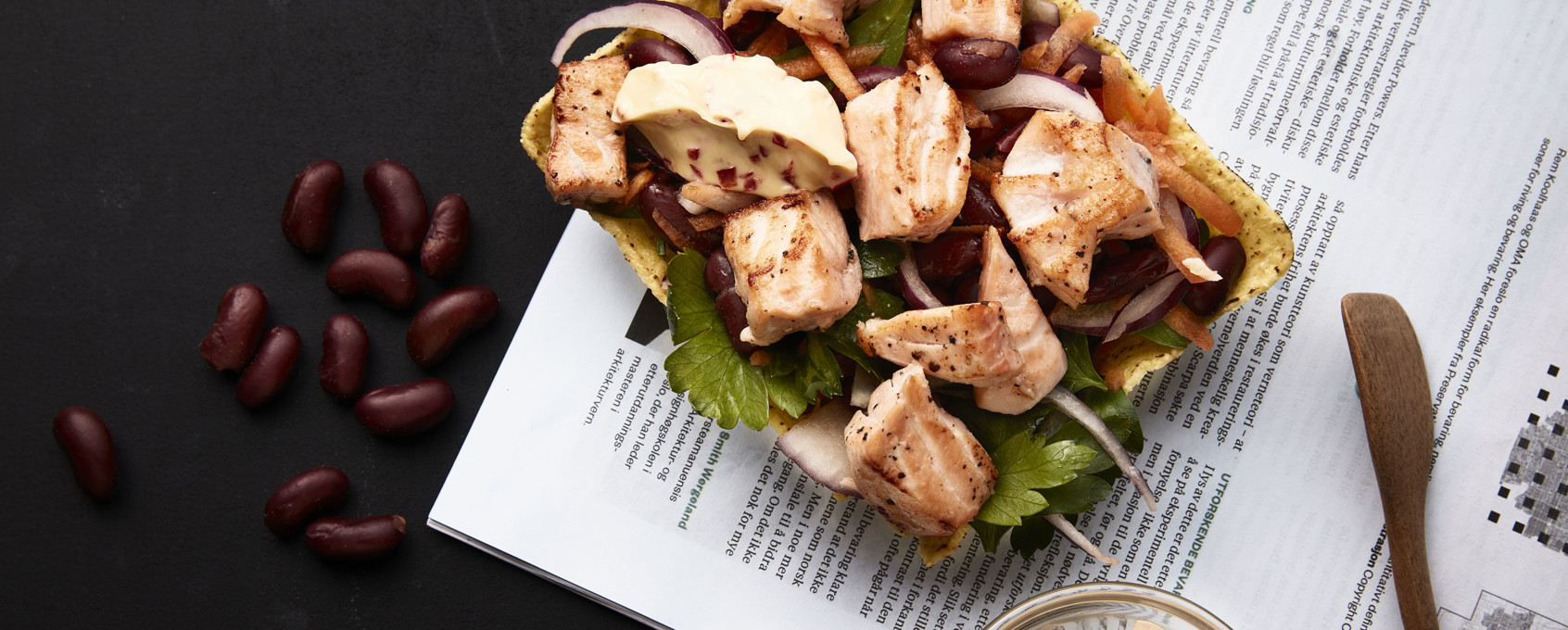 Laksetaco med chilimajones og brune bønner