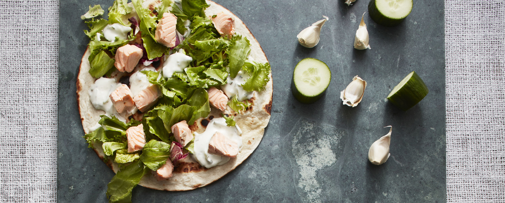 Wraps med laks, salat og tzatziki
