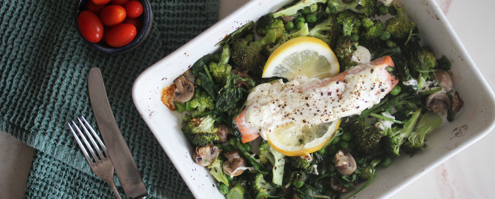 Ugnsbakad lax med crème fraiche och broccoli