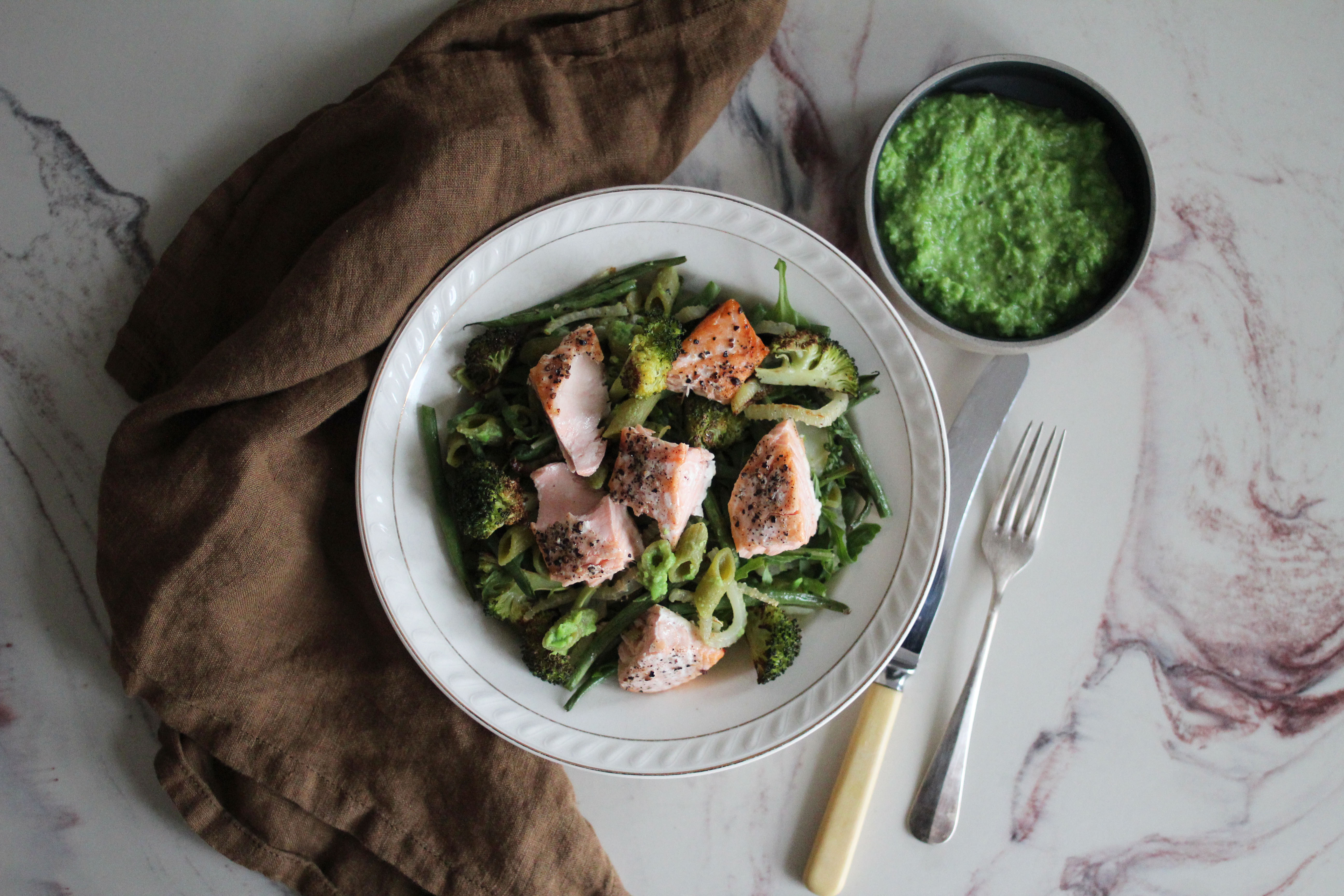 Ugnsbakad lax med pastasallad