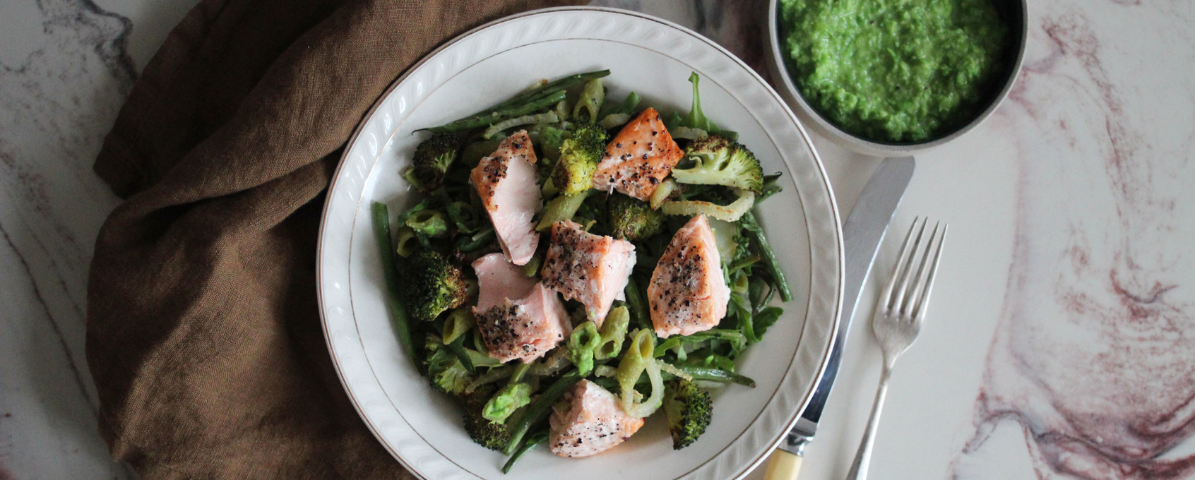 Ugnsbakad lax med pastasallad